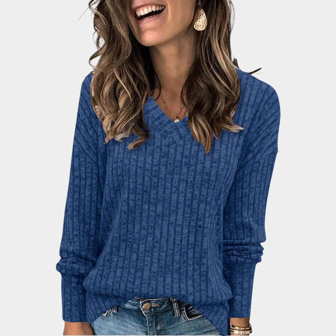 TIVORA – KLASSISK RIBSTRIKKET BLUSE MED V-HALS