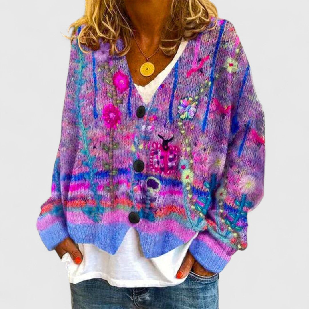 MARELIA – HÅNDSTRIKKET CARDIGAN MED KUNSTNERISK UDTRYK