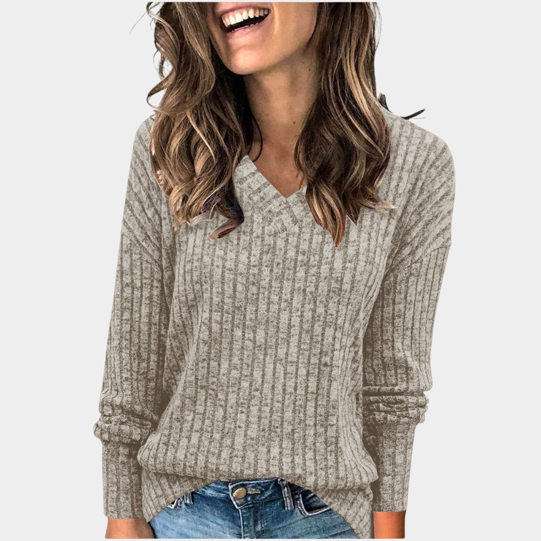 TIVORA – KLASSISK RIBSTRIKKET BLUSE MED V-HALS