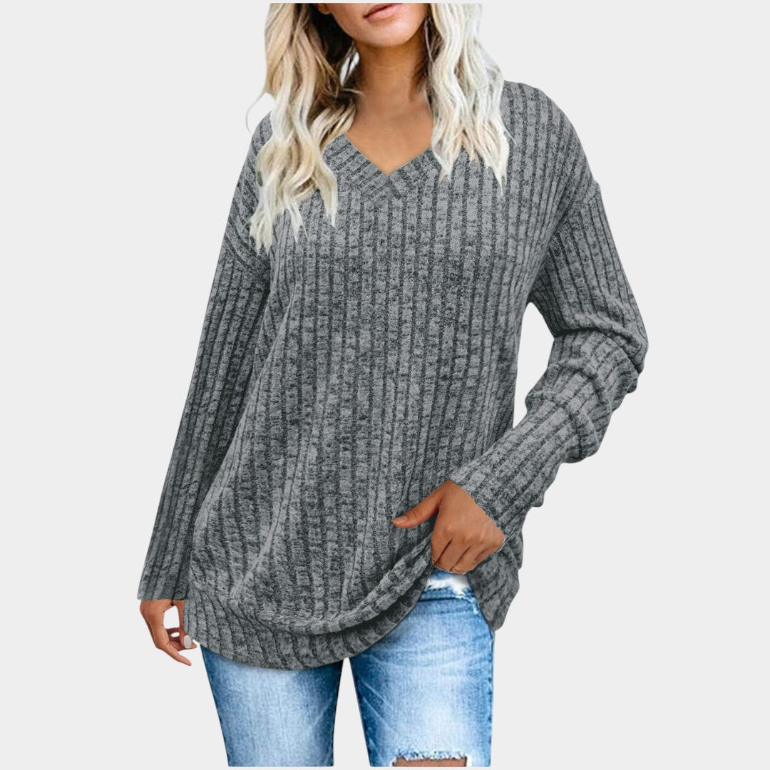 TIVORA – KLASSISK RIBSTRIKKET BLUSE MED V-HALS