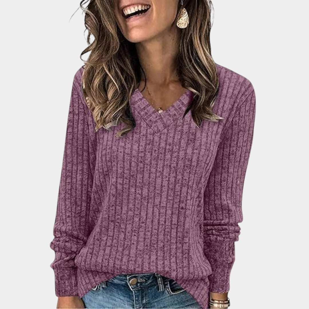 TIVORA – KLASSISK RIBSTRIKKET BLUSE MED V-HALS