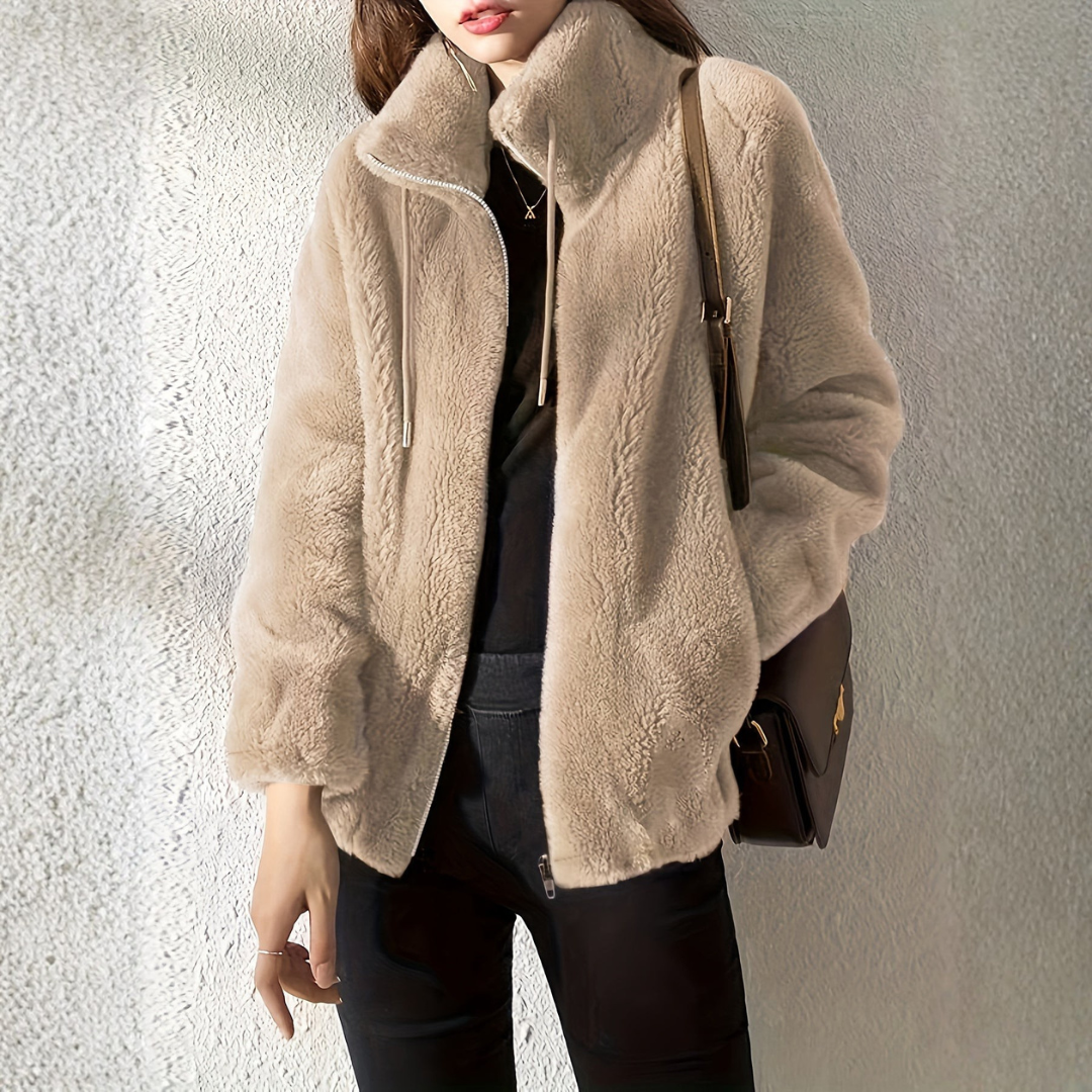 NALVINA – BLØD JAKKE I PLYSLOOK