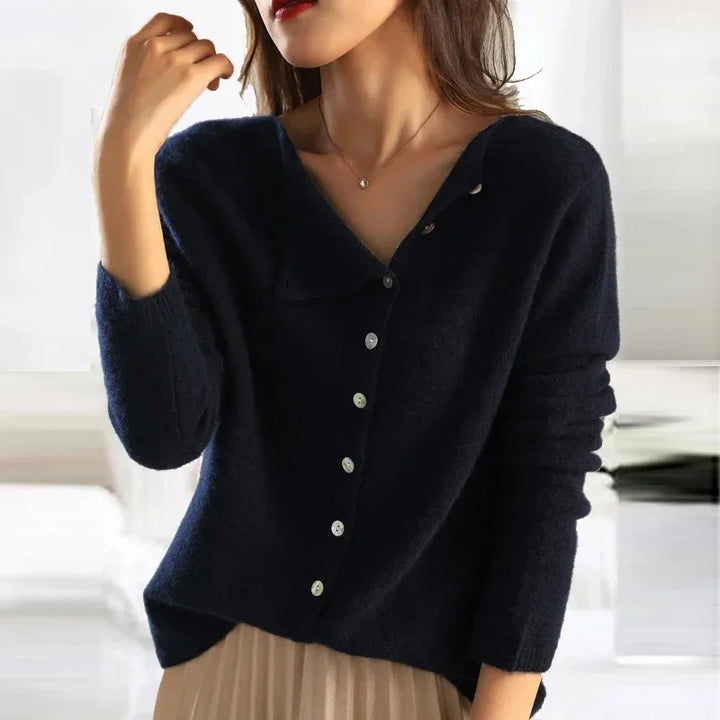 ELVARA - BLØD CARDIGAN MED ELEGANT KNAPLUKNING