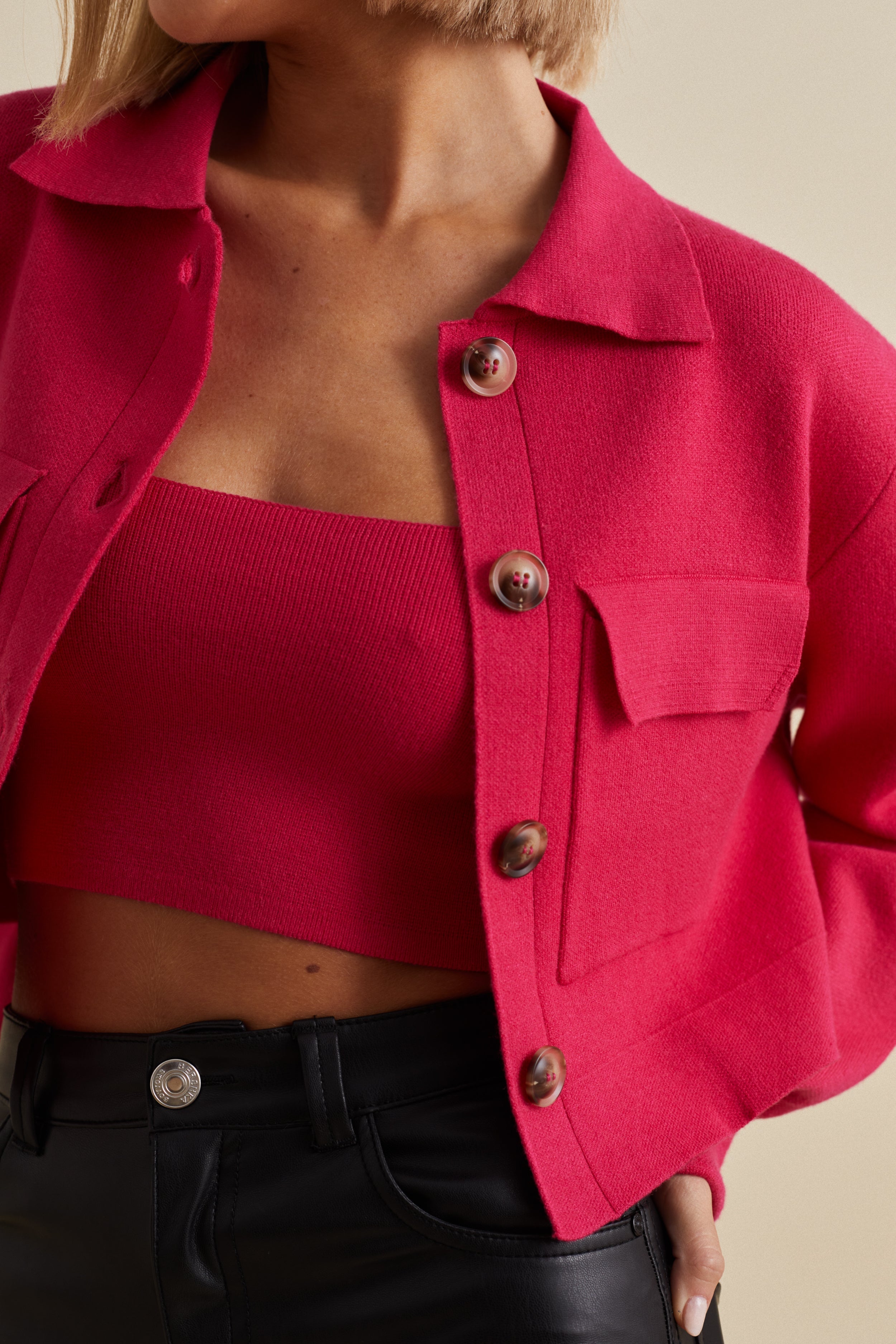 ARILYA – CROPPET CARDIGAN I STRIK