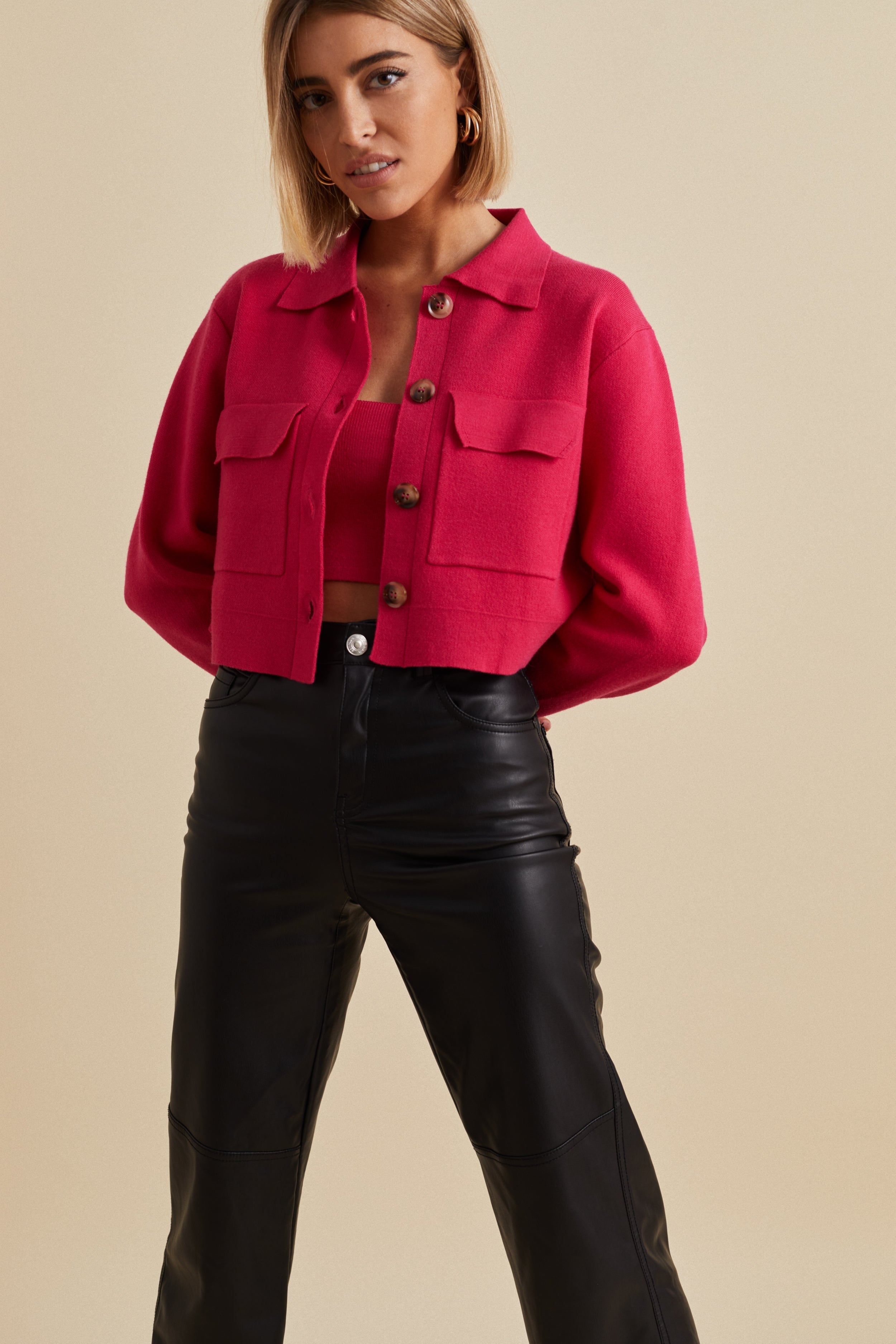 ARILYA – CROPPET CARDIGAN I STRIK