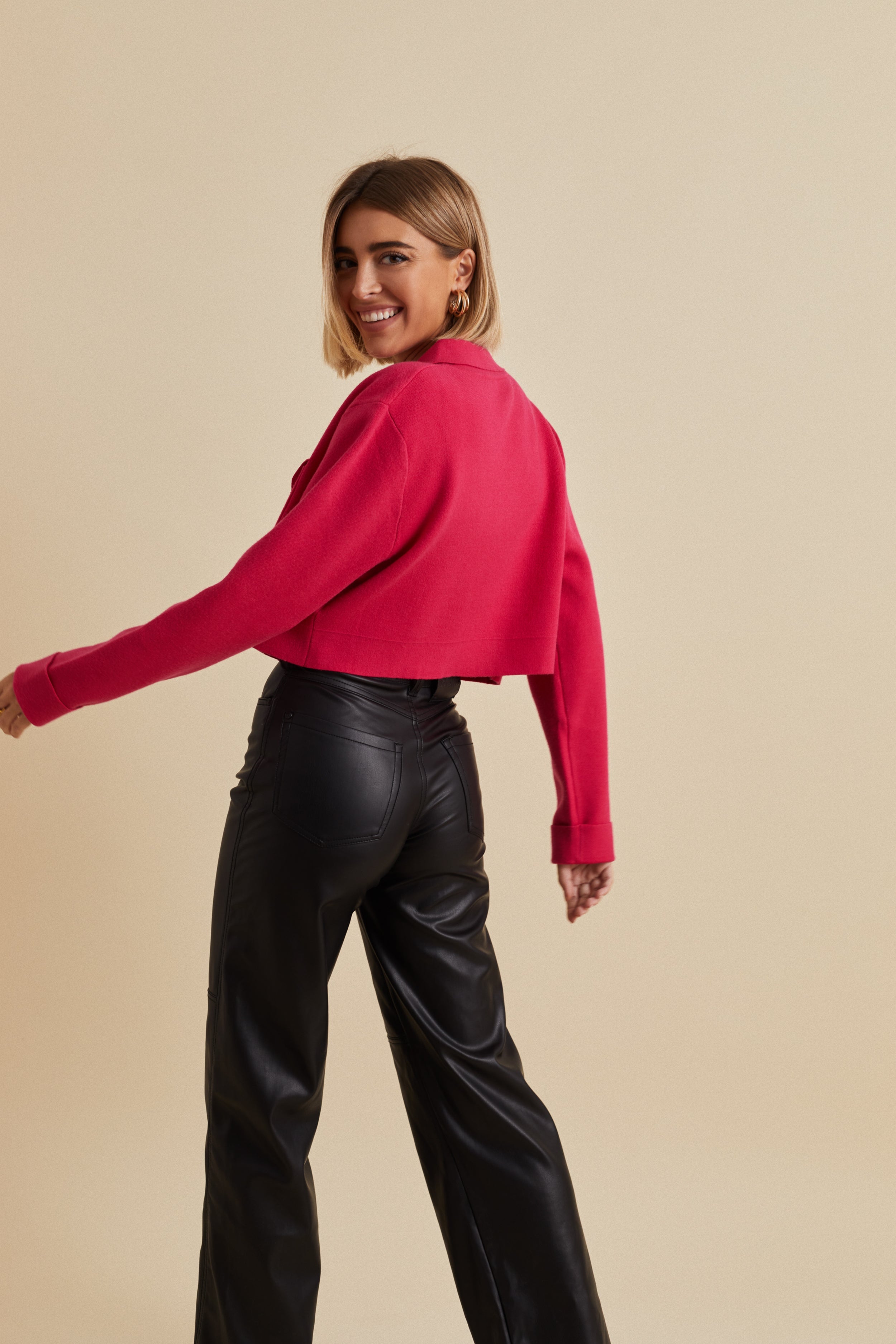 ARILYA – CROPPET CARDIGAN I STRIK