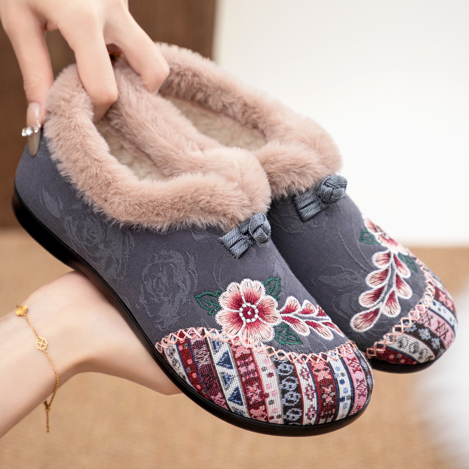 SOLVINA – Embroidered Warm House Shoes