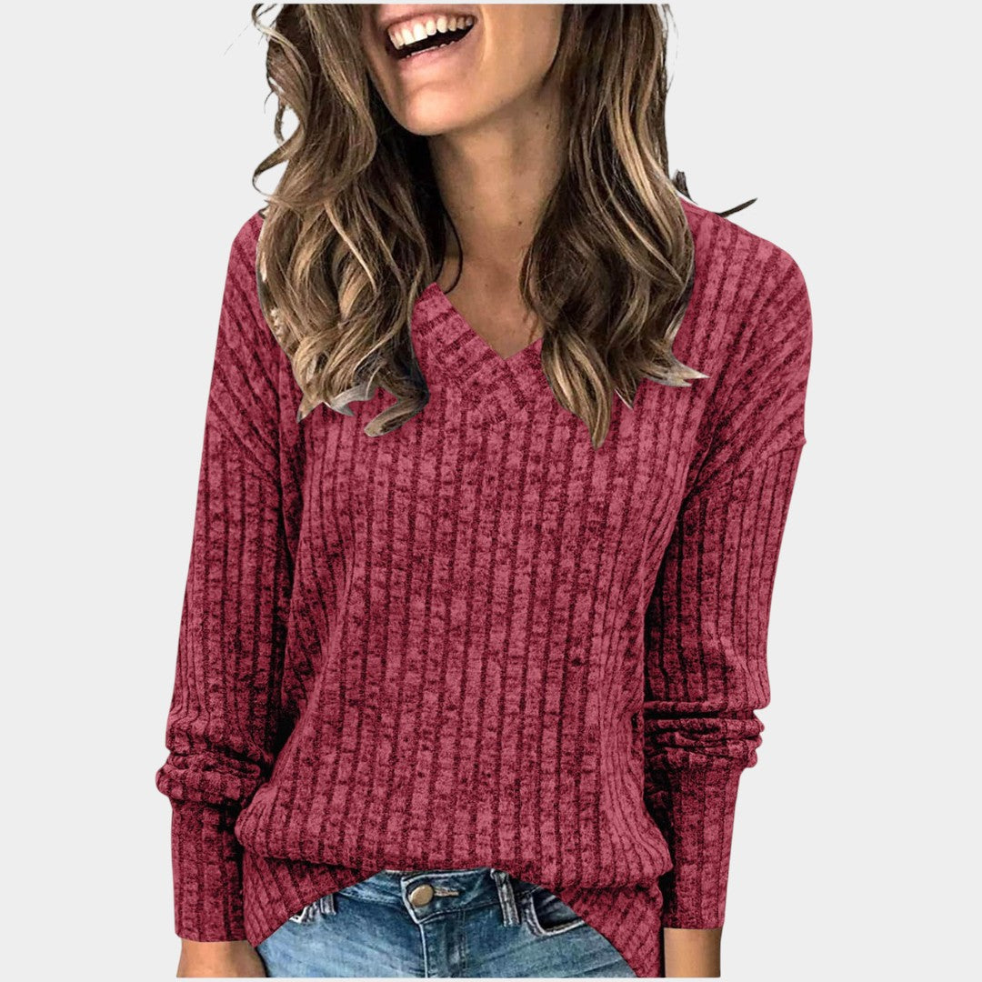 TIVORA – KLASSISK RIBSTRIKKET BLUSE MED V-HALS