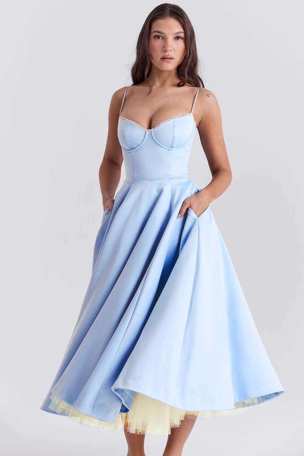VIRELLE - STILFULD A-LINE KJOLE